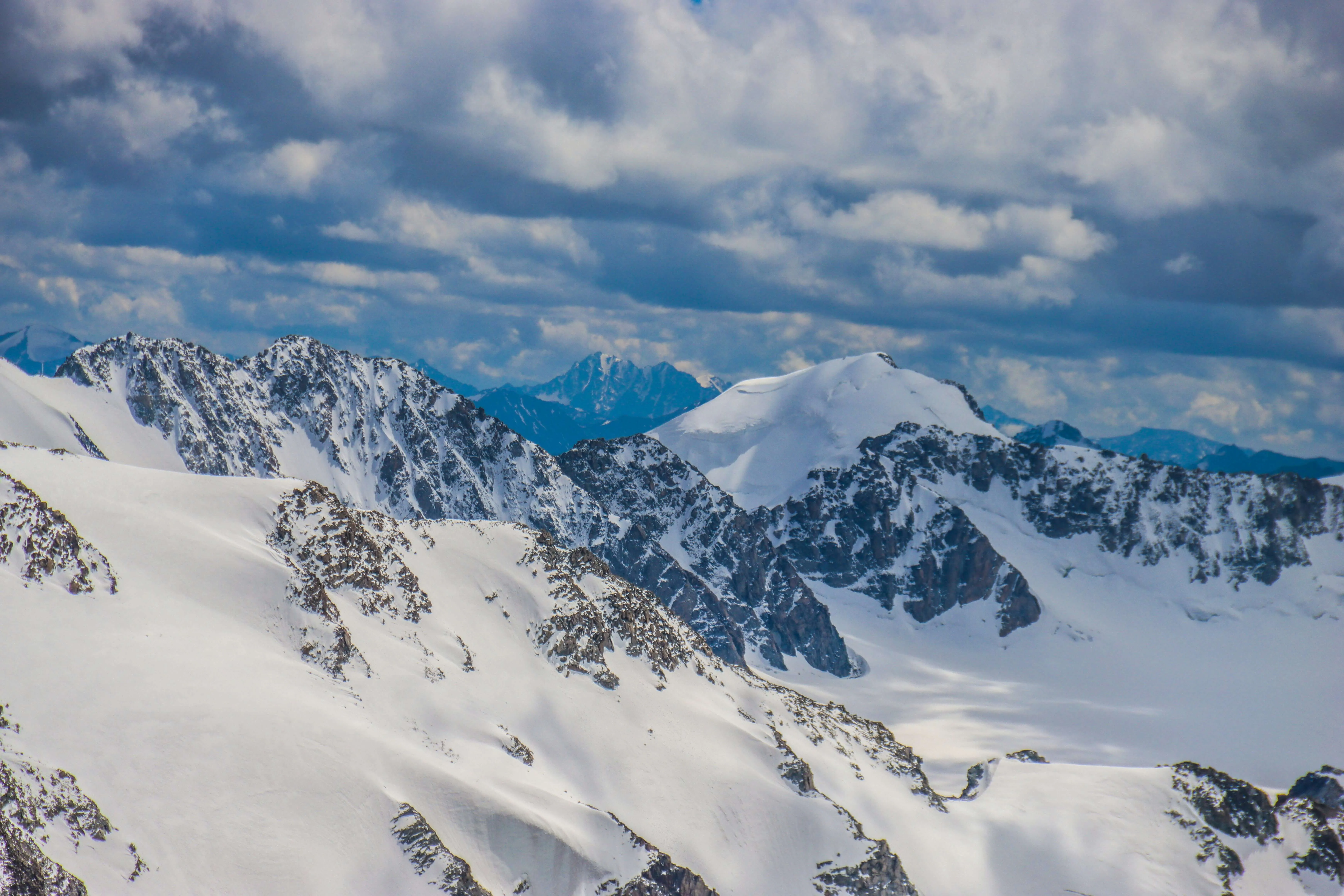 ALPINIST CLIMBER EXPEDITIONS